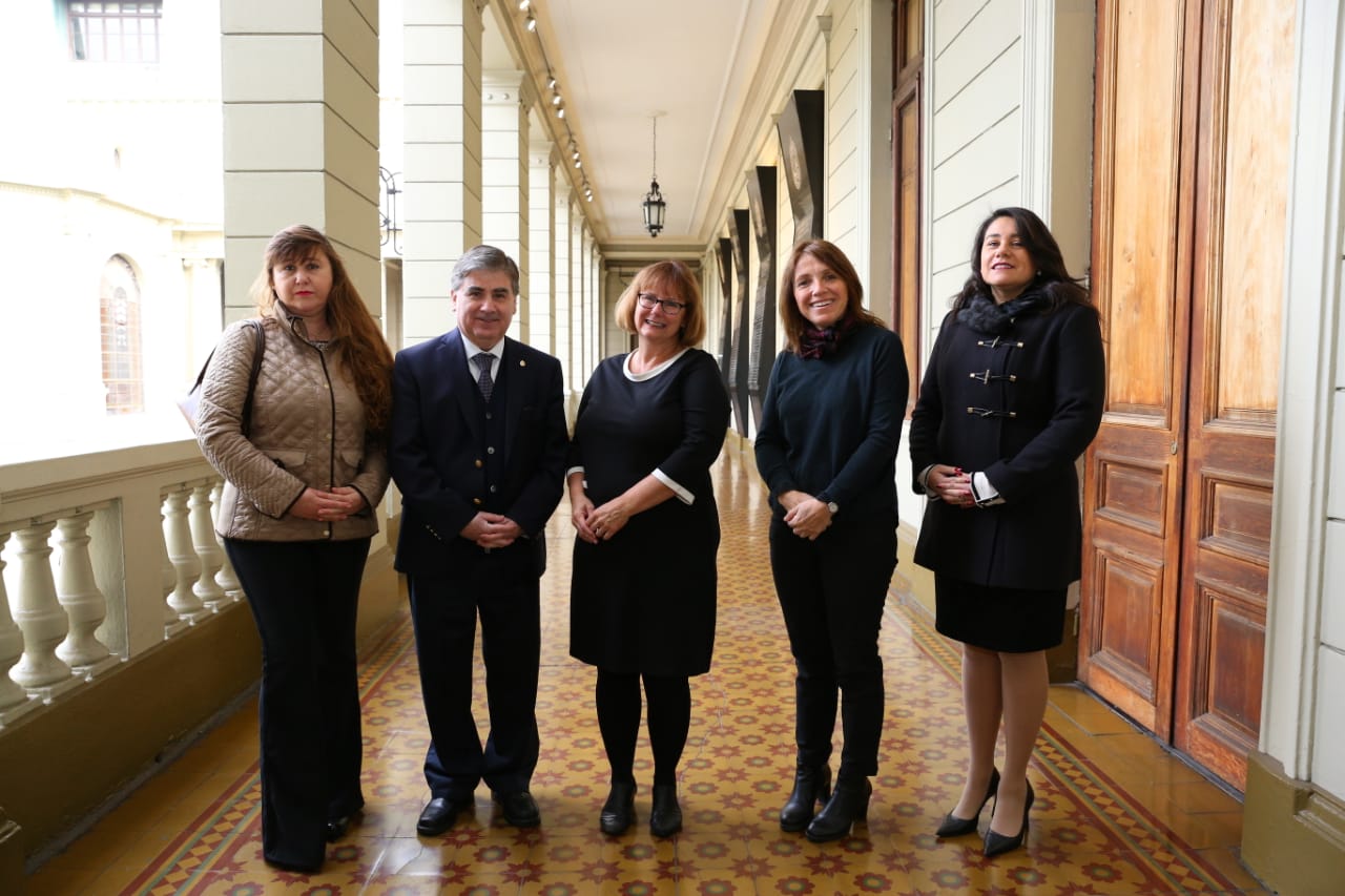 Natalie Meyers de Universidad de Notre Dame, con representantes de Bibliotecas UC y prorrector Guillermo Marshal 