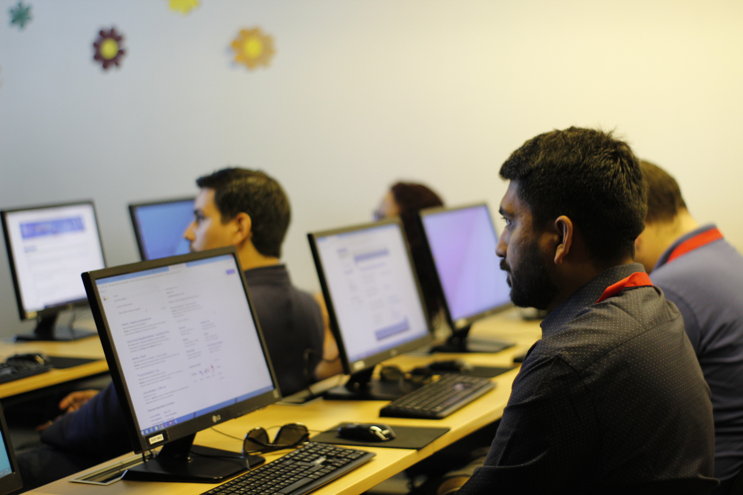 Estudiantes con computadores