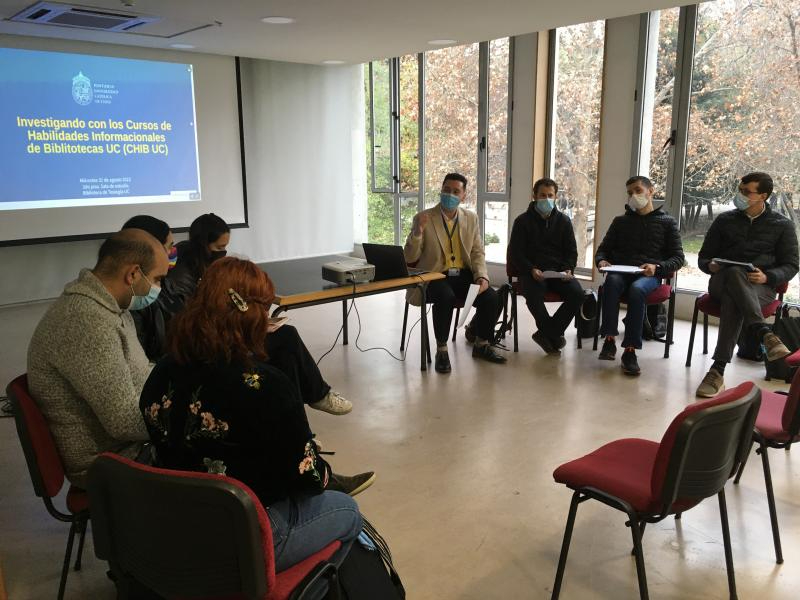 Estudiantes de Teología y bibliotecólogo José Anguita conversando.