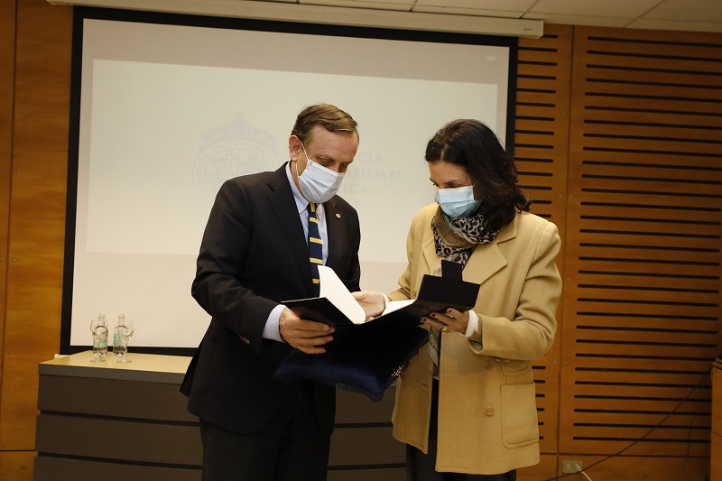 Fotografía de entrega del manuscrito "arte poética" de Huidobro de parte de su bisnieta al rector UC.