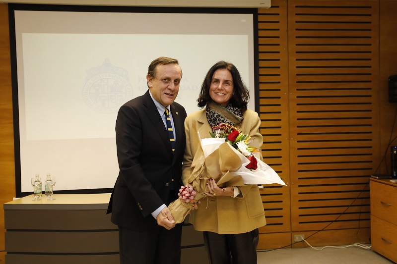 Fotografía del rector UC, Ignacio Sánchez, entregándole un rampo de flores a la bisnieta del poeta Vicente Huidobro, Antonia García Huidobro.
