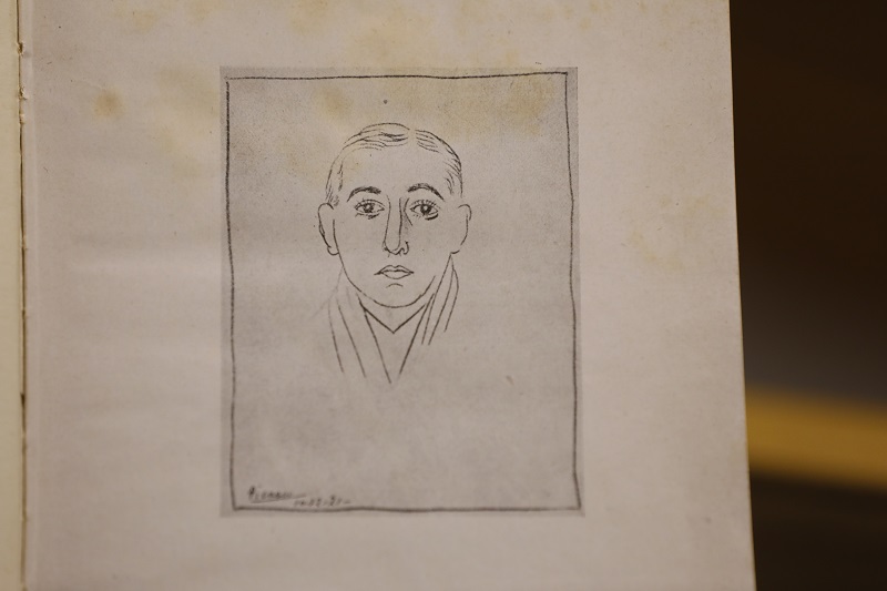Fotografía de un retrato de Vicente Huidobro dibujado por el artista Pablo Picasso.
