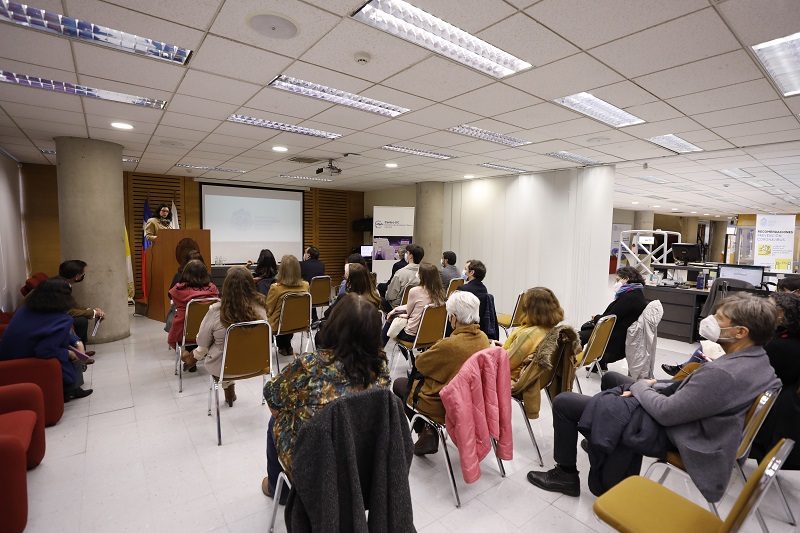 Fotografía de la ceremonia de recepción del archivo Vicente Huidobro en la biblioteca de Humanidades de la UC.
