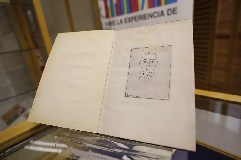 Fotografía del retrato dibujado de Vicente Huidobro hecha por el artista Pablo Picasso.