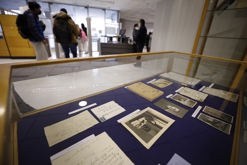 Fotografía de una de las vitrinas con documentos del archivo que se exhiben en la Biblioteca de Humanidades.
