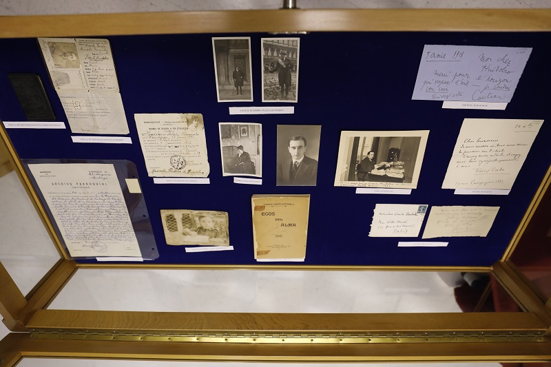 Fotografía de una vitrina de exibición de algunos materiales de archivo Vicente Huidobro. Contiene fotografías, certificados y manuscritos.