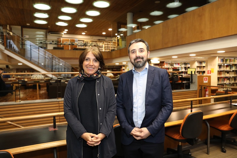 Directora de Bibliotecas UC y director de la Dirección de Bibliotecas de la U. de Chile.