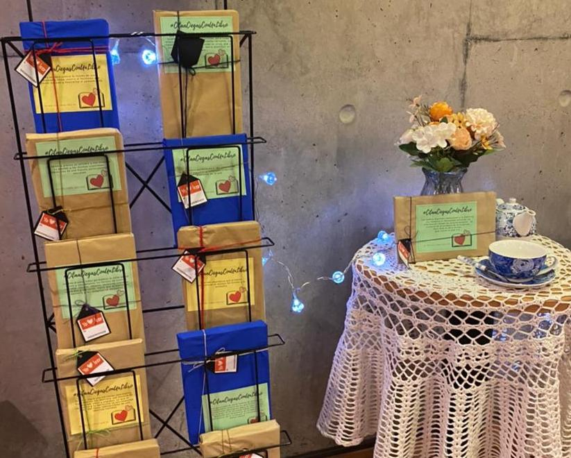 Libros envueltos con mensajes descriptivos para la actividad "cita a ciegas con un libro" de Biblioteca Biomédica