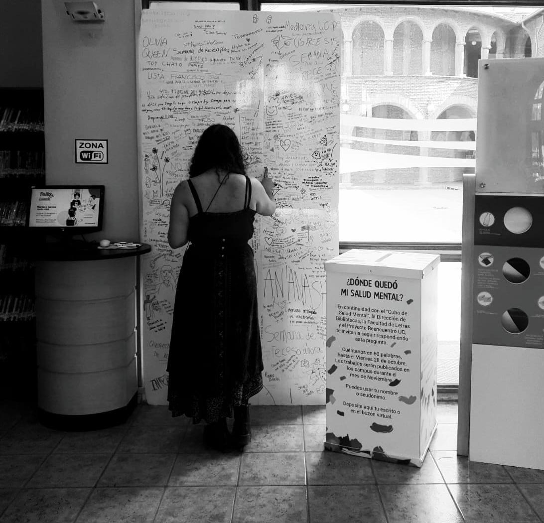 Estudiante junto a un buzón en Biblioteca Campus Oriente.