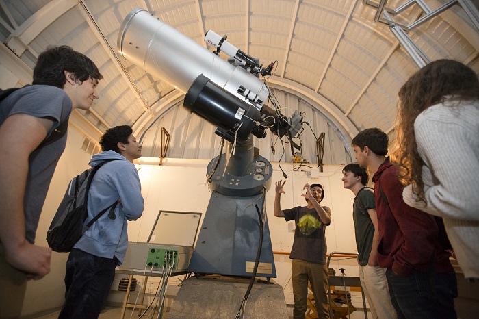 Fotografía. visitan observatorio Santa Martina en evento organizado en la UC. 