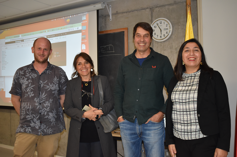 Fotografía del profesor Thomas Führer de Matemáticas, Evelyn Didier de Bibliotecas UC, Gaspar Galaz de Astrofísica y Lucy Opazo de Biblioteca Gauss.