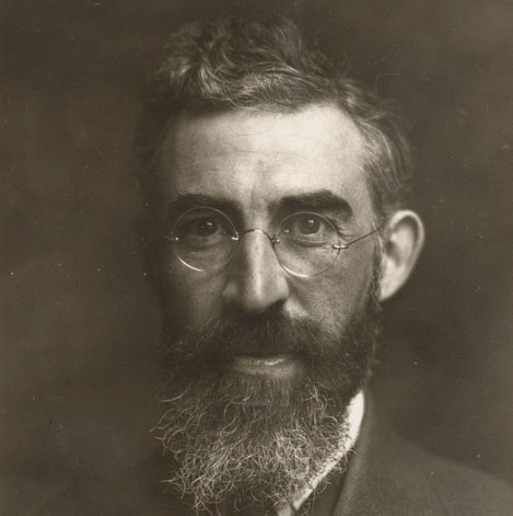 Fotografía antigua de Alejandro lipschütz en la universidad.