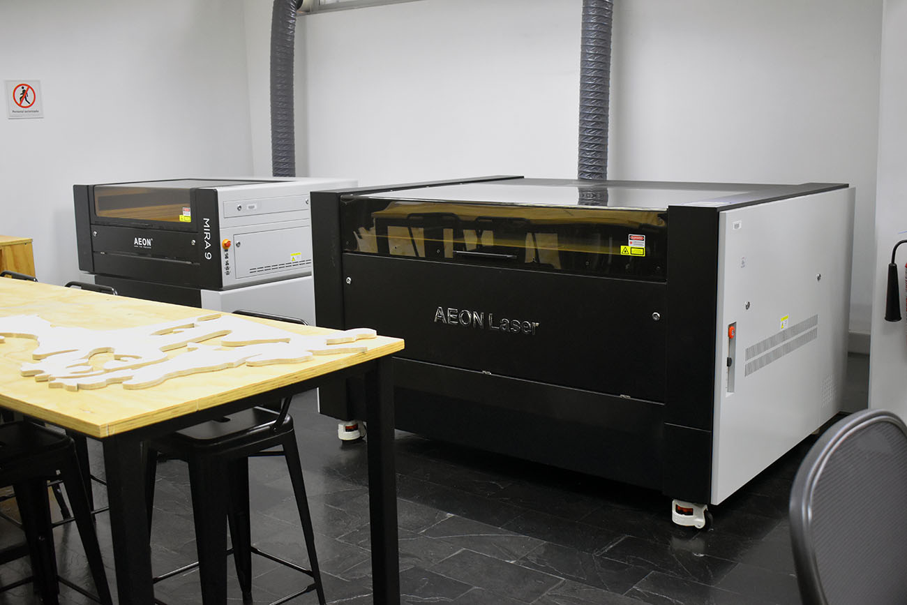 Fotografía de las dos nuevas cortadoras láser