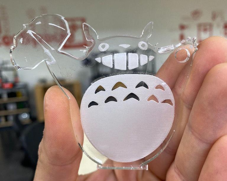 Fotografía de modelo de la película "mi vecino totoro" cortado y grabado en las máquinas de corte laser