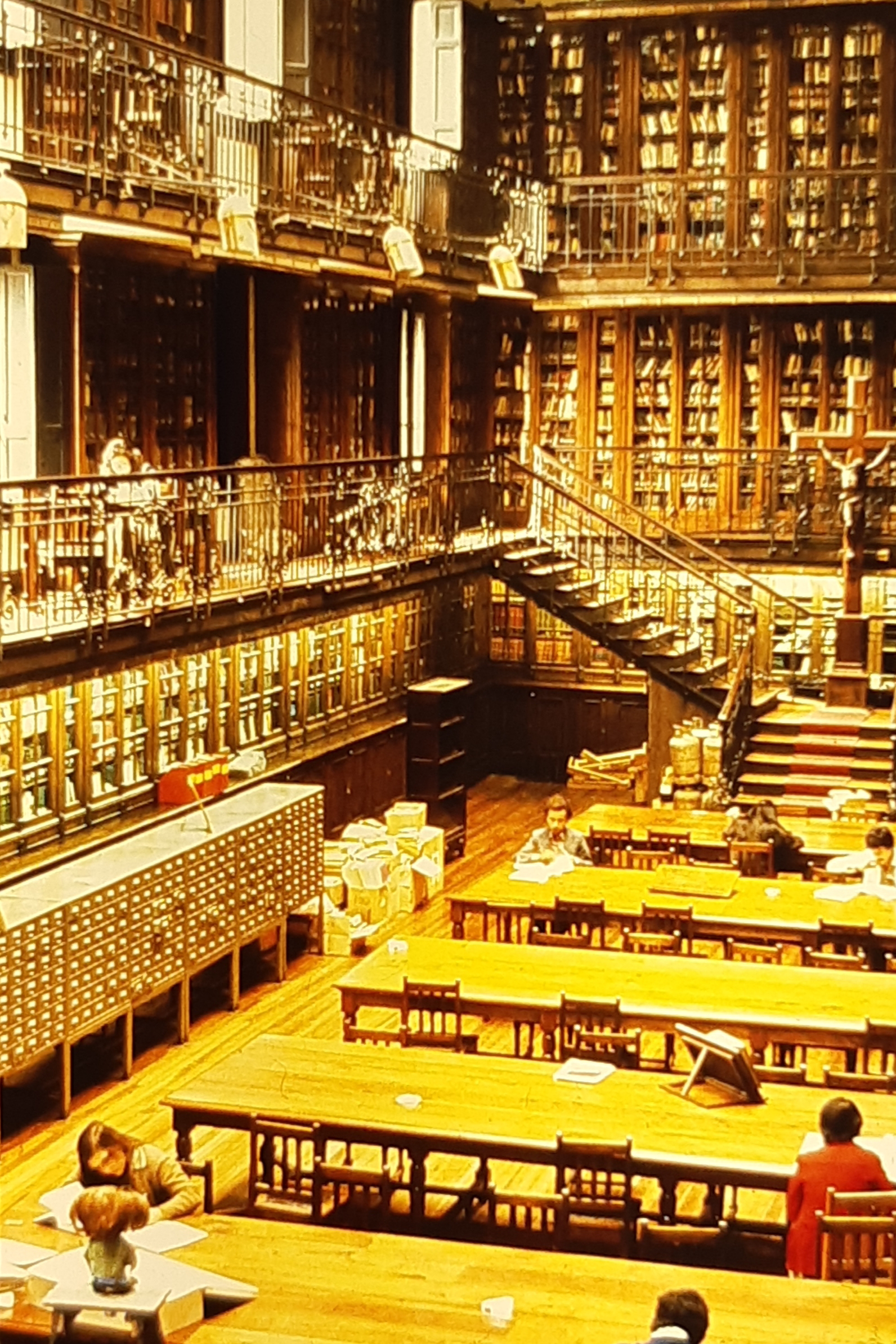 Fotografía de la sala Manuel José Irarrázaval correspondiente al año 1979 cuando funcionaba como Biblioteca de la UC. 