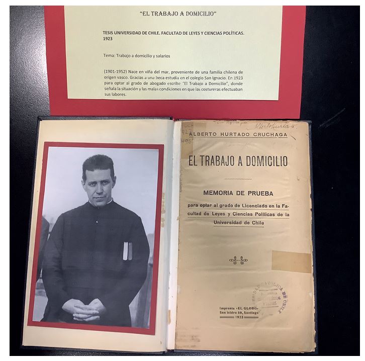 Fotografía de la memoria de tesis del Padre Hurado junto con una foto de él en blanco y negro. 