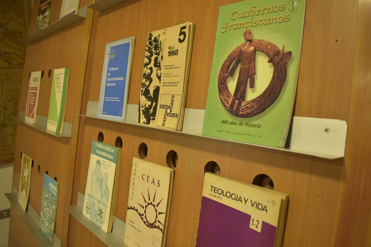 Fotografía de revistas impresas que forman parte de SELADOC y que se encuentran en la Biblioteca de Teología.