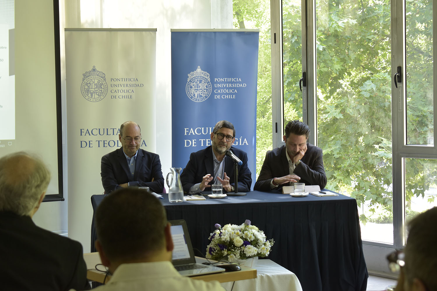Fotografía del decano de la Facultad de Teología, Fernando Berríos y los profesores Rodrigo Polanco y Federico Aguirre. 
