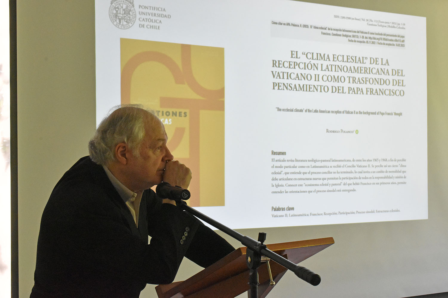 Fotografía del profesor Carlos Schickendantz dando su presentación.