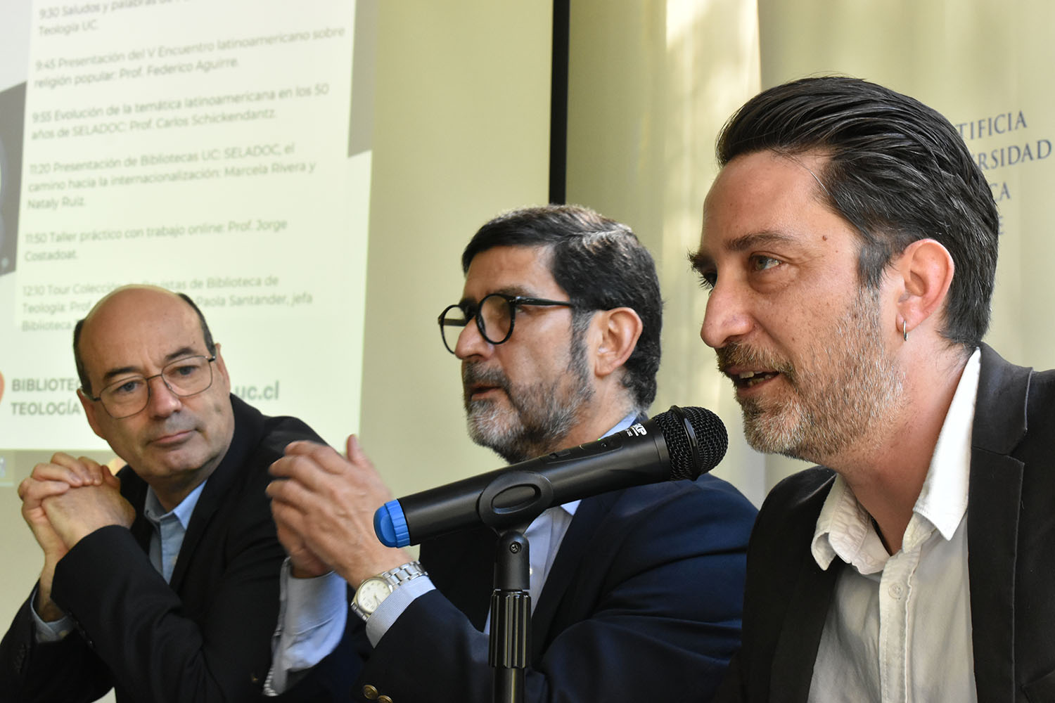 Fotografía del profesor Federico Aguirre presentando sobre el encuentro de religión popular.