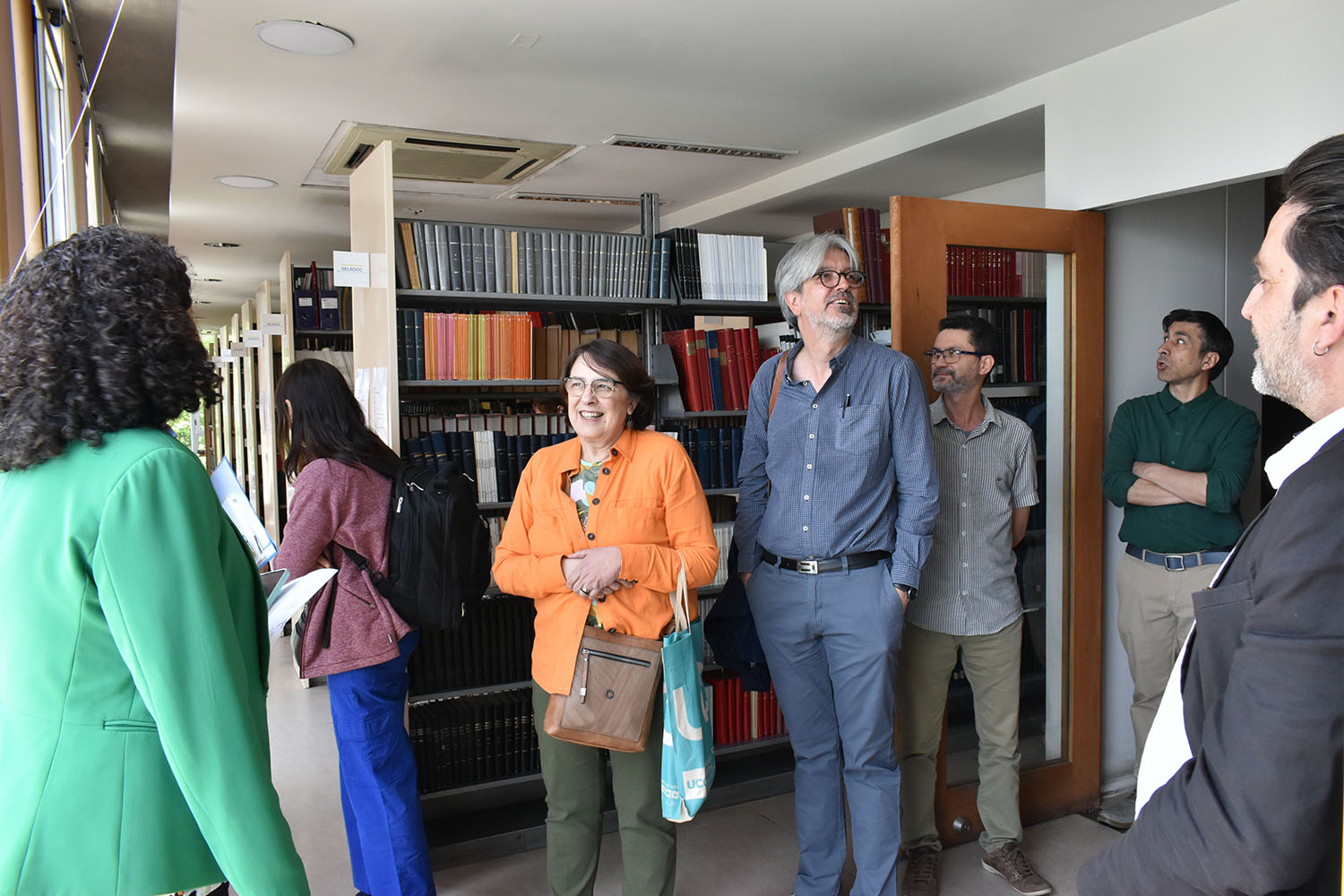 Fotografía de tour por la sala de revistas de teología latinoamericana de la biblioteca