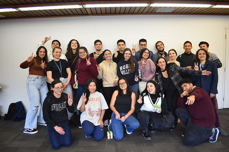 Fotografía del grupo del Talk & Lunch de Biblioteca San Joaquín del primer semestre.