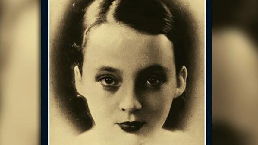 Fotografía de la portada de el libro "Ell amante" de Marguerite Duras. En la foto de la portada aparece el rostro de una niña de 13 años aproximadamente en blanco y negro.