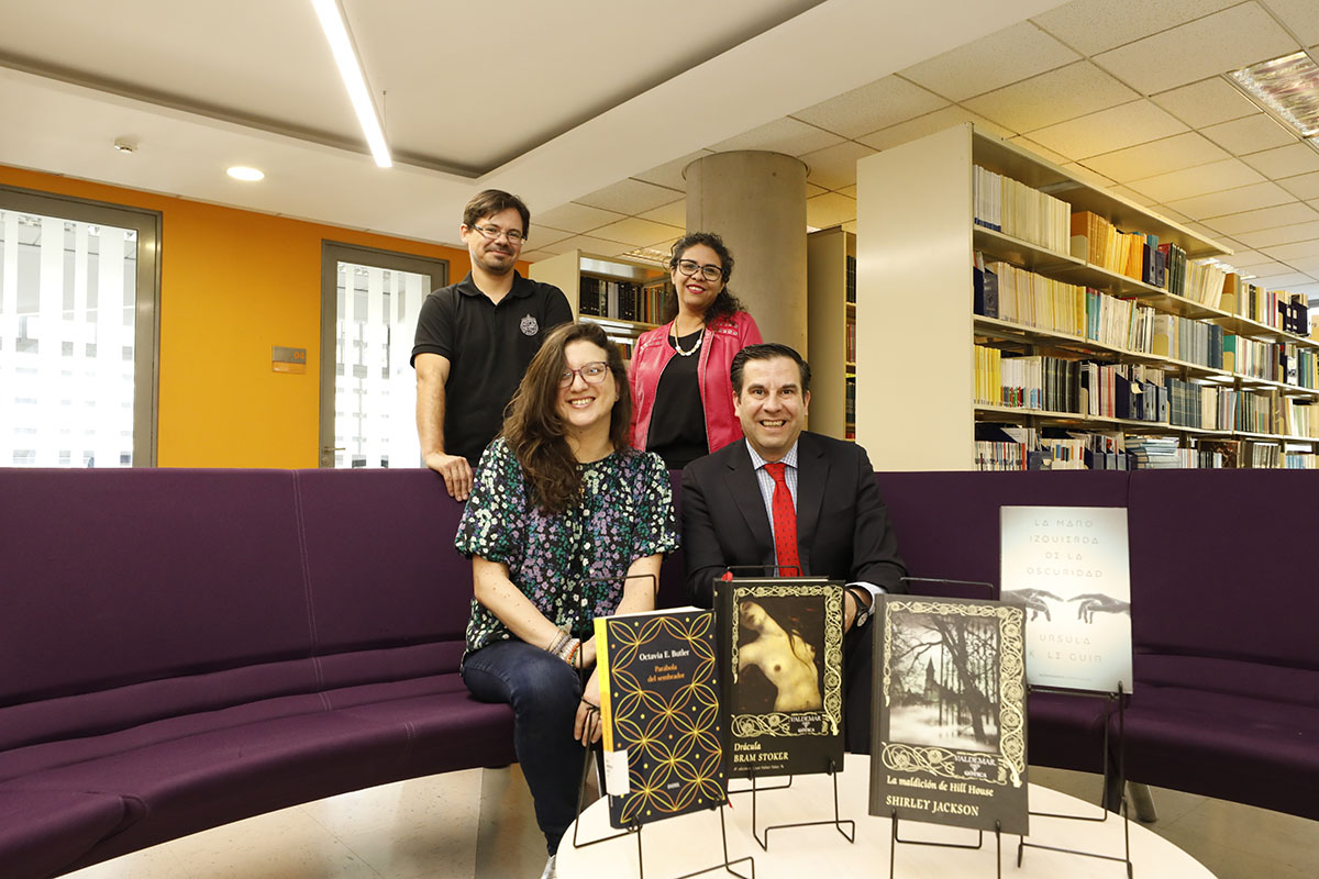 Foografía de María José Navia junto a tres personas de la Biblioteca de Humanidades.