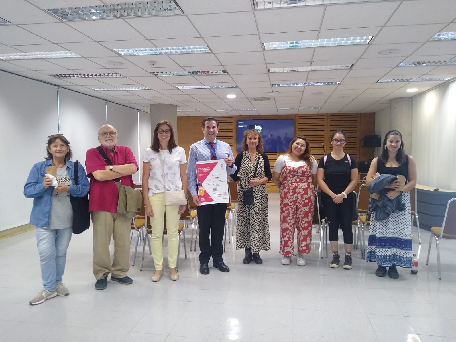 Fotografía de personas que asistieron a la exhibición de la película de abril en la Biblioteca de Humanidades.