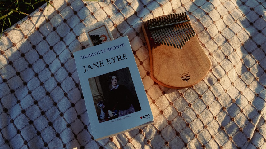 Fotografía de el libro de Jane Eyre sobre una manta de picnic.