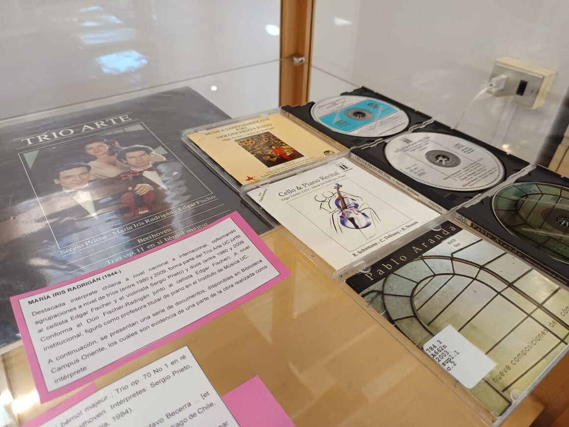 Fotografía de vitrina con material de la pianista Maria Iris Radrigan: CDs y vinilos.