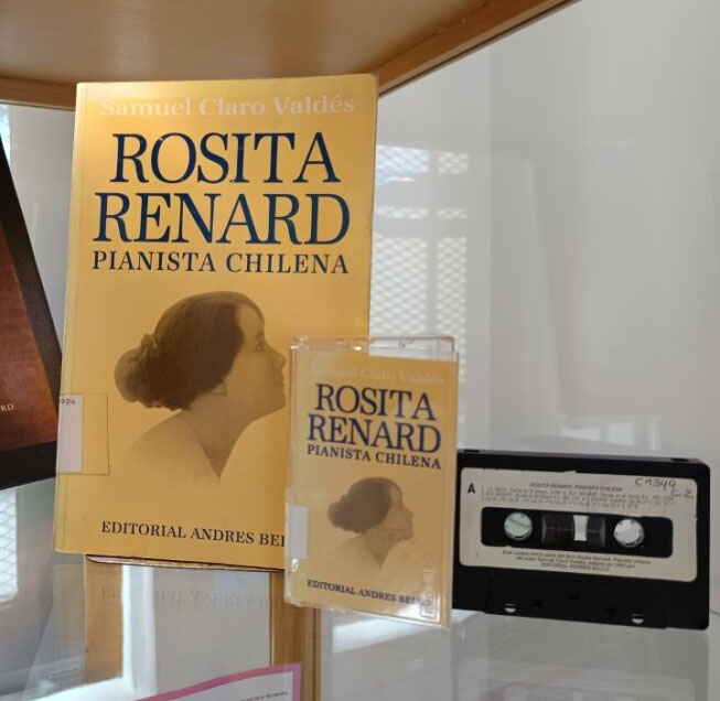 Fotografía de vitrina de exposición en Biblioteca Campus Oriente que exhibe material (casette y vinilo) de la pianista chilena Rosita Bernard,