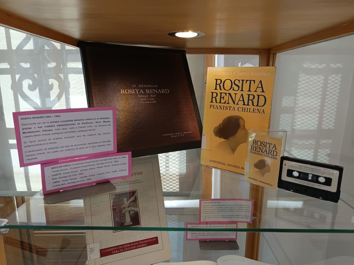 Foto de una vitrina con material de la pianista Rosita Bernard: casete, libro y vino.
