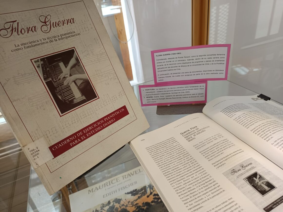 Foto de vitrina con material de la pianista Flora Guerra: cuaderno de ejercicios.