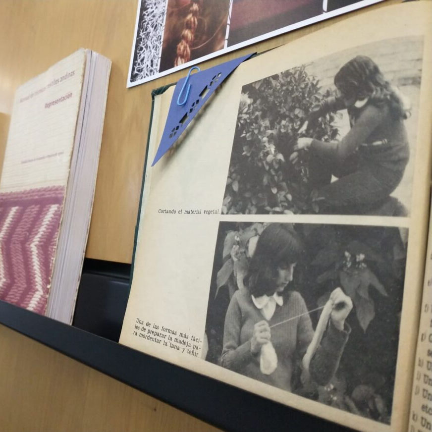 Fotografía de exposición de tesis de los 70 y 80 sobre el trabajo textil.