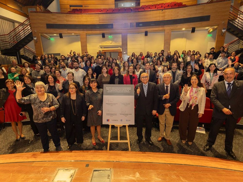 Personas y autoridades saludando en el contexto de la presentación de espacio ciencia
