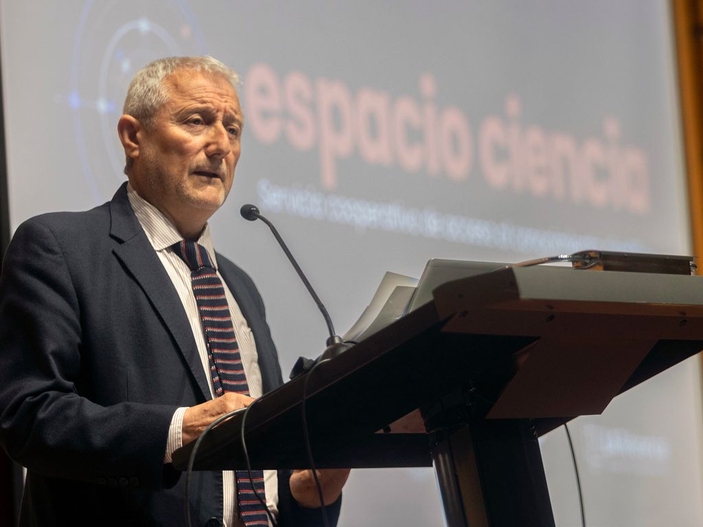 Fotografía de ministro de las ciencias Aldo Valle