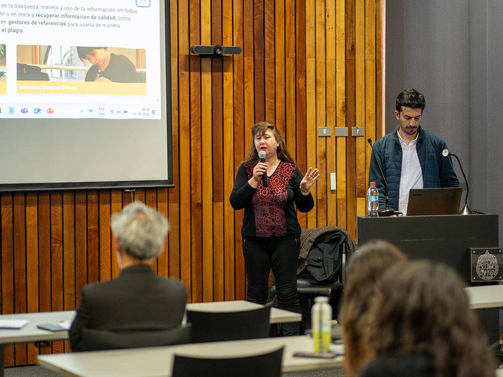 Fotografía de Denise Depoortere y Patricio Cortés dictando el taller de servicios de Bibliotecas UC.