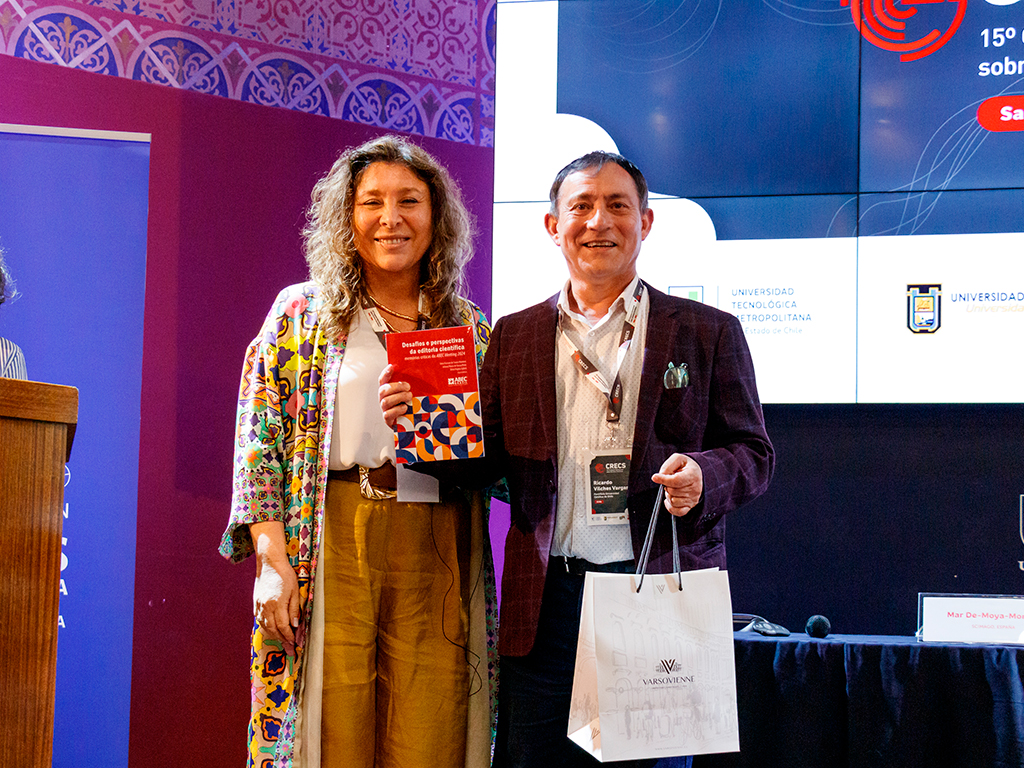 Fotografía de Ricardo Vilches recibiendo el premio a mejor diseño de póster.