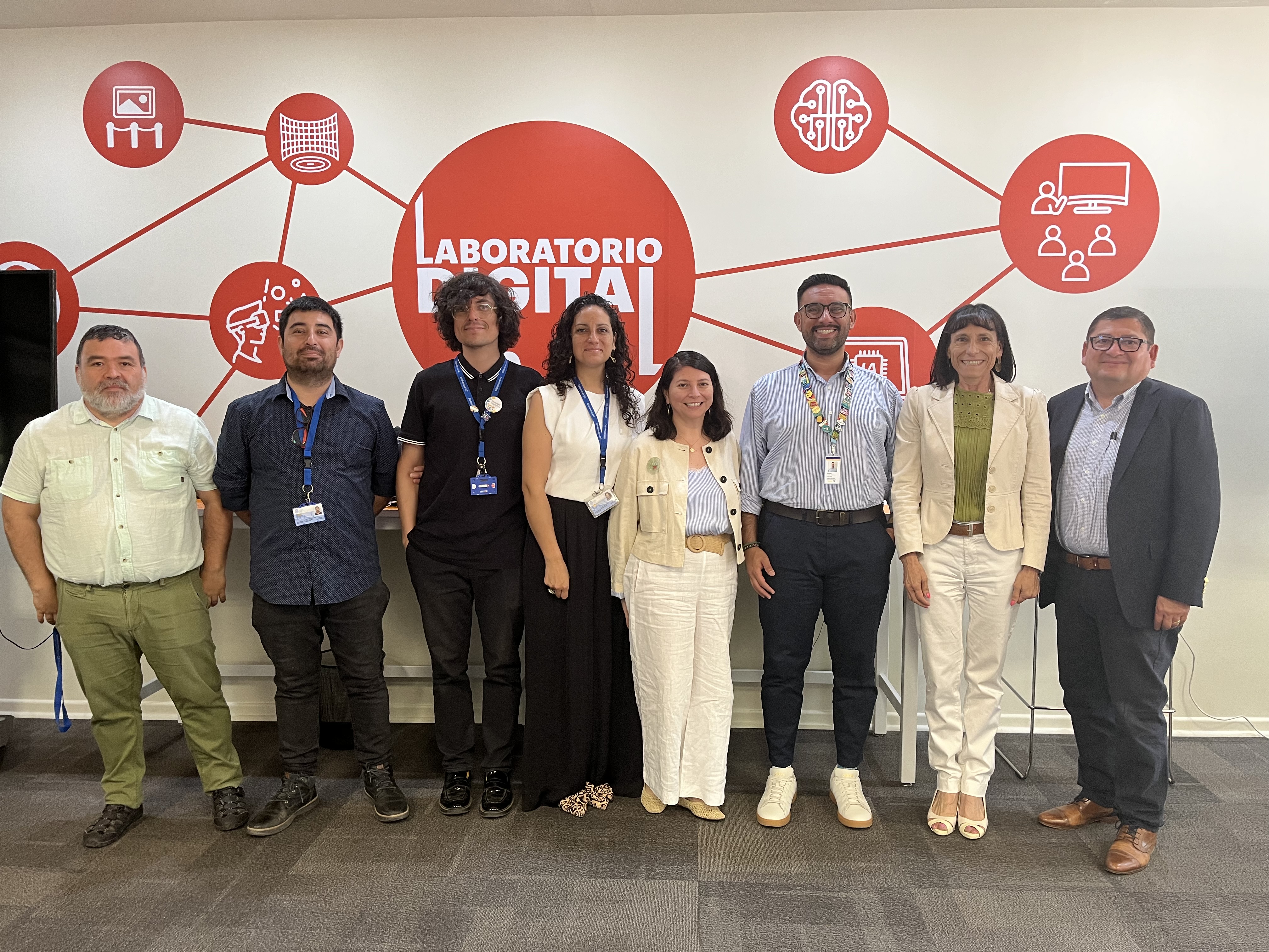 Personas de Bibliotecas UC y Duoc UC en reunión realizada en el Laboratorio Digital UC.