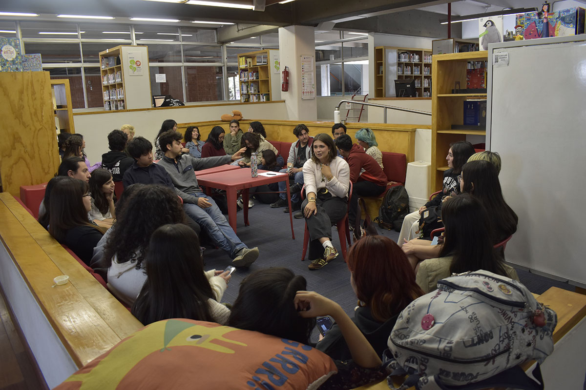 Fotografía de un encuentro de Talk & Lunch en Biblioteca San Joaquín en el que participaron cerca de 15 personas. 