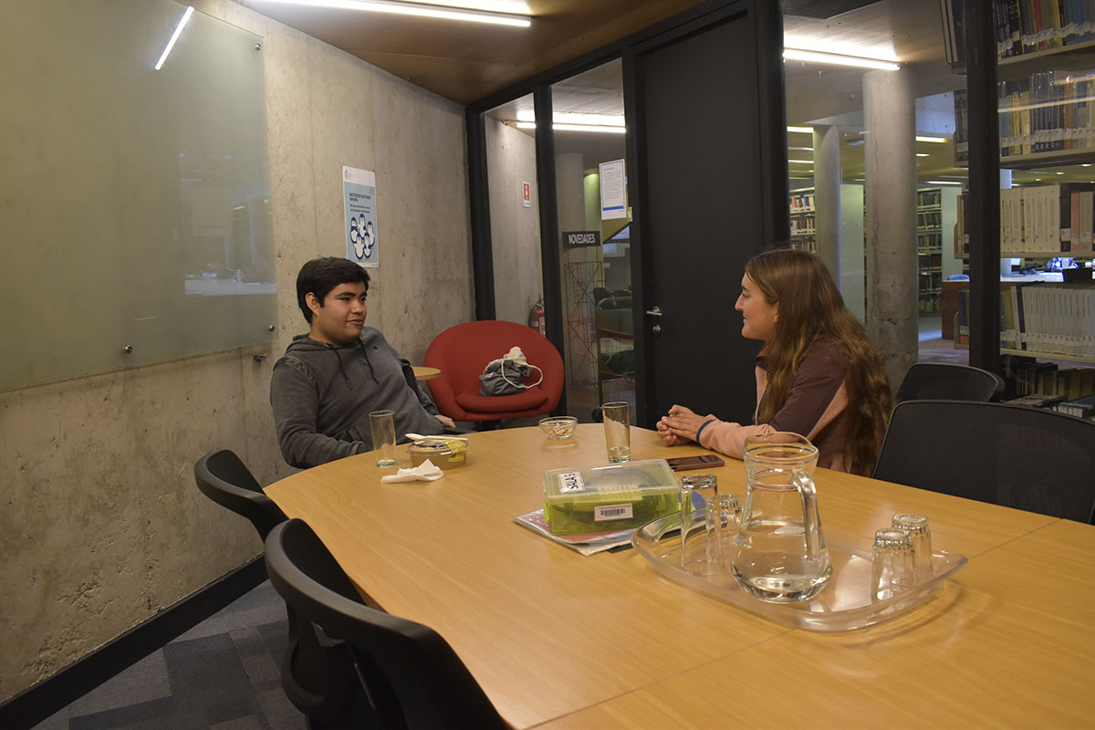 Fotografía de un encuentro del Talk & Lunch en Biblioteca Biomédica. Aparecen 2 personas en la imagen.