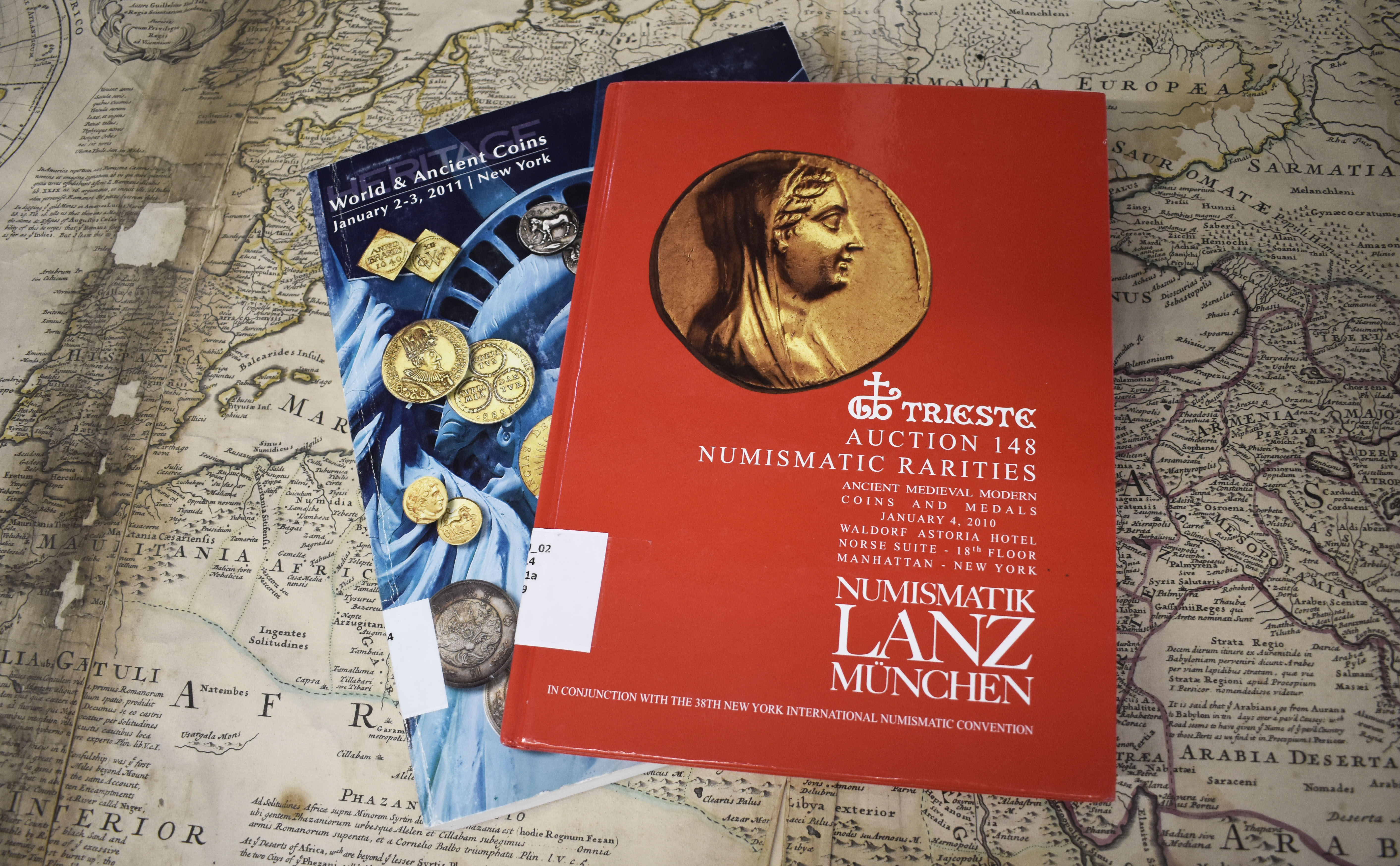 Fotografía con Catálogos de subastas por Heritage y Numismatik Lanz München