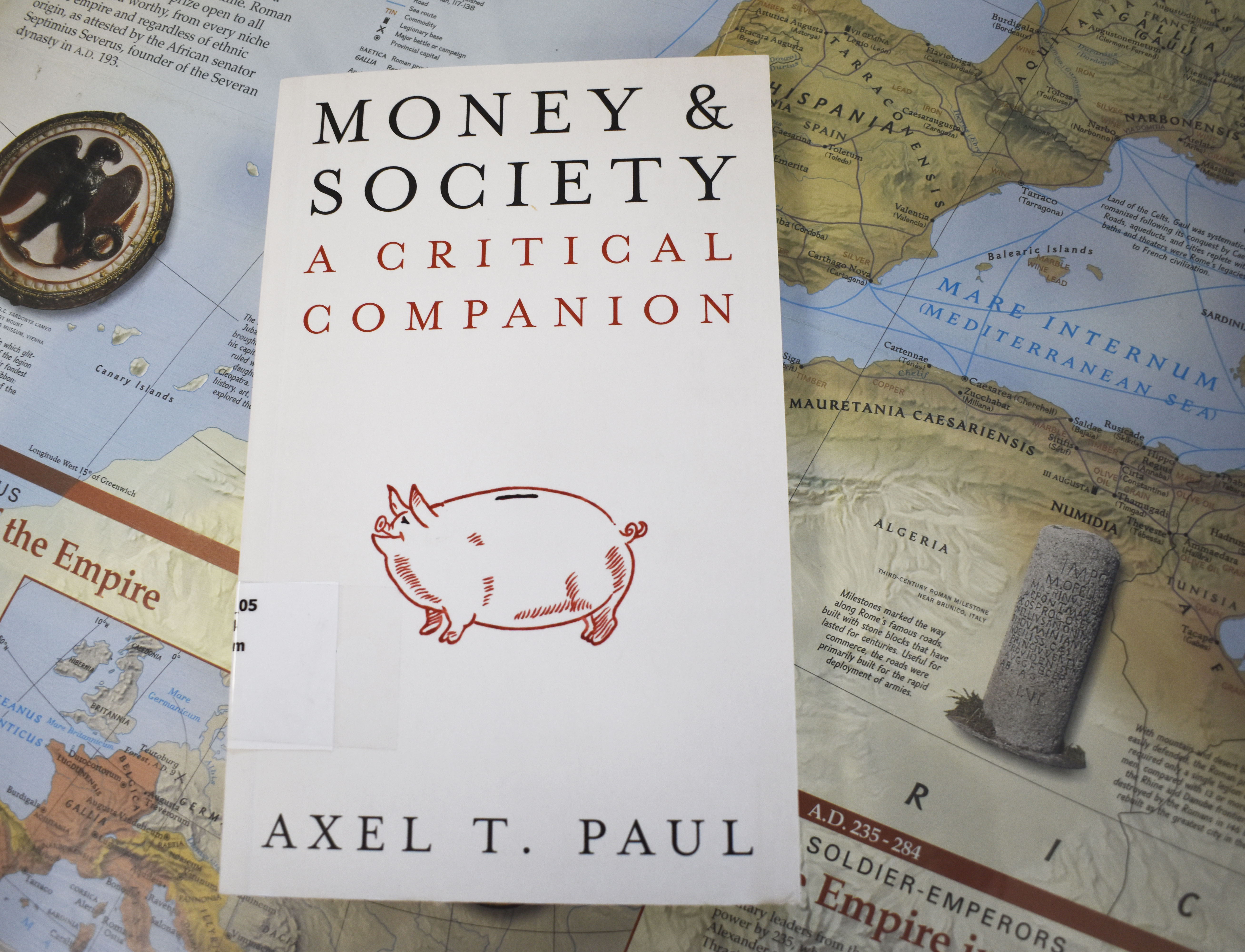 Fotografía del libro Money and society