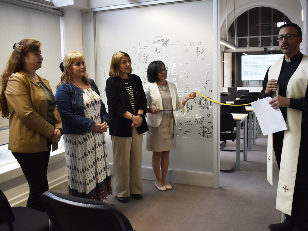Fotografía del corte de cinta en la inauguración de la sala SIA en Biblioteca Campus Oriente