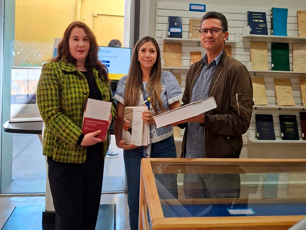 Fotografía del recibimiento de la donación en la facultad de teología.