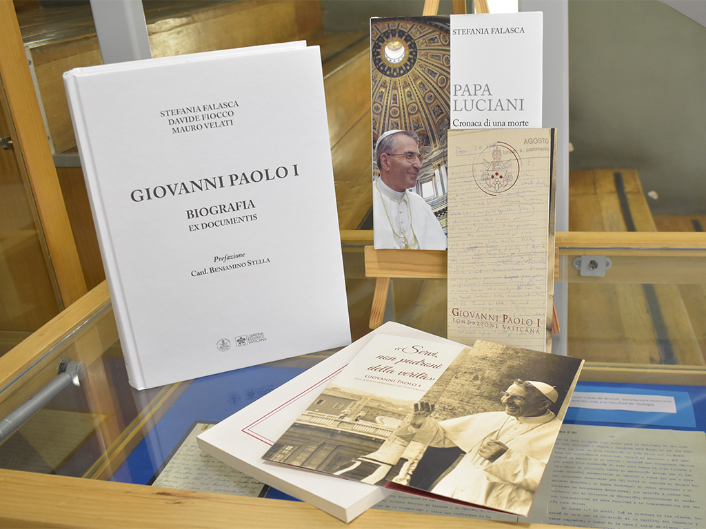 Fotografía de varios libros y documentos que forman parte de la donación.